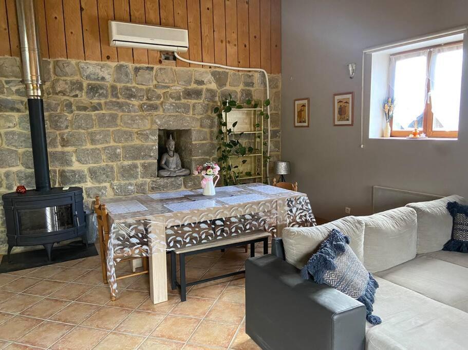 Gite A La Ferme Avec Jacuzzi Et Sauna Villefloure Esterno foto